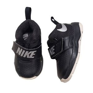 Nike Team Hustle Basketball Sneakers Boys US 4C Black Logo‎ Athleisure Running